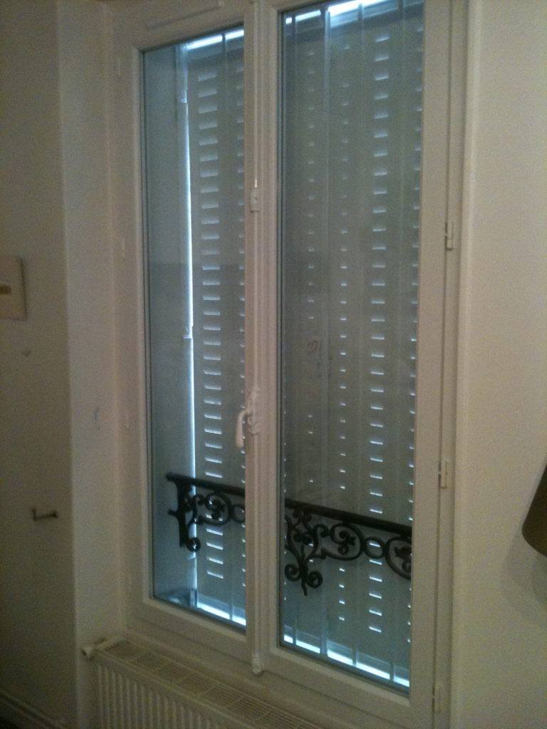 Fenêtre PVC avec crémone décorative et poignée béquille